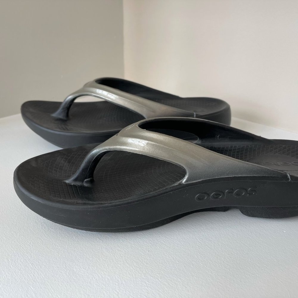 OOFOS OOlala Sandal, Black/Latte, Size 6